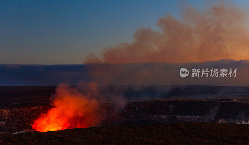 位于夏威夷火山国家公园基拉韦厄的哈勒马乌玛乌火山口的岩浆活动