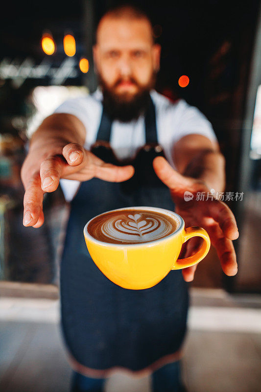 咖啡师为您端上一杯新鲜咖啡