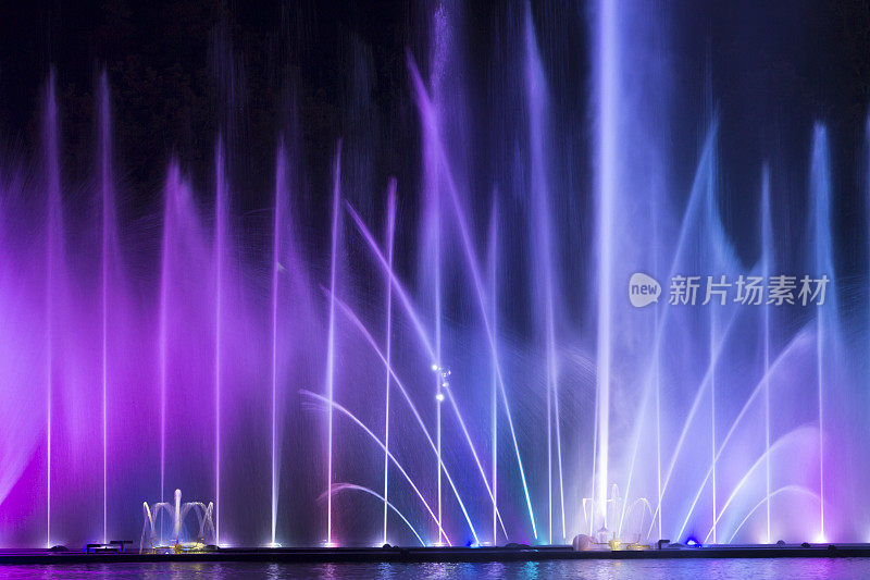 文尼西亚市是罗申工厂附近的一个海滨城市，在晚上，喷泉为城市的居民和客人展示激光秀