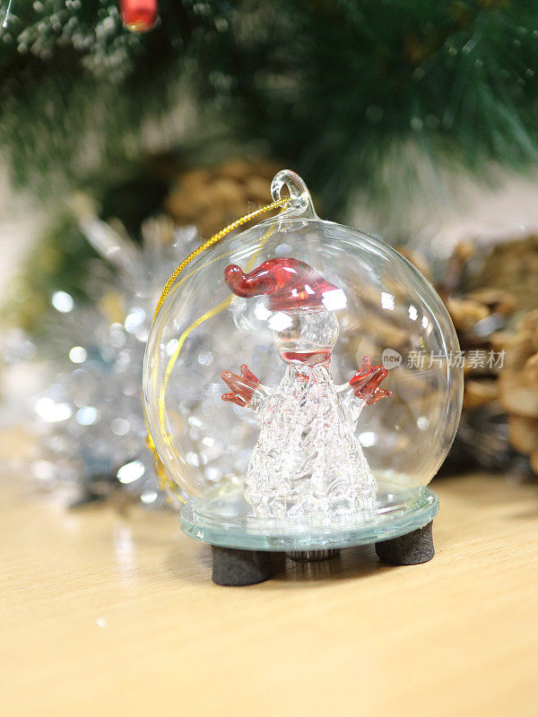 圣诞树透明球里面有圣诞老人