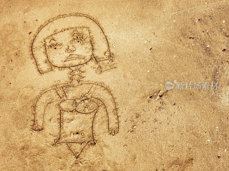 在沙滩上画的悲伤的女性卡通人物