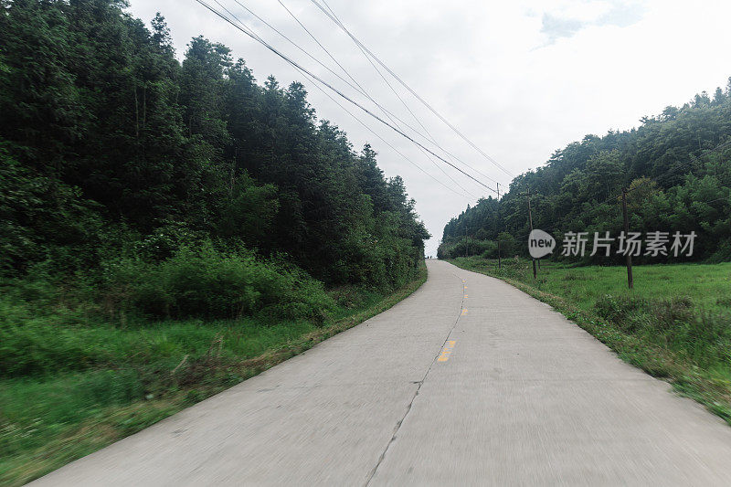 阳光灿烂的日子里的混凝土乡村公路