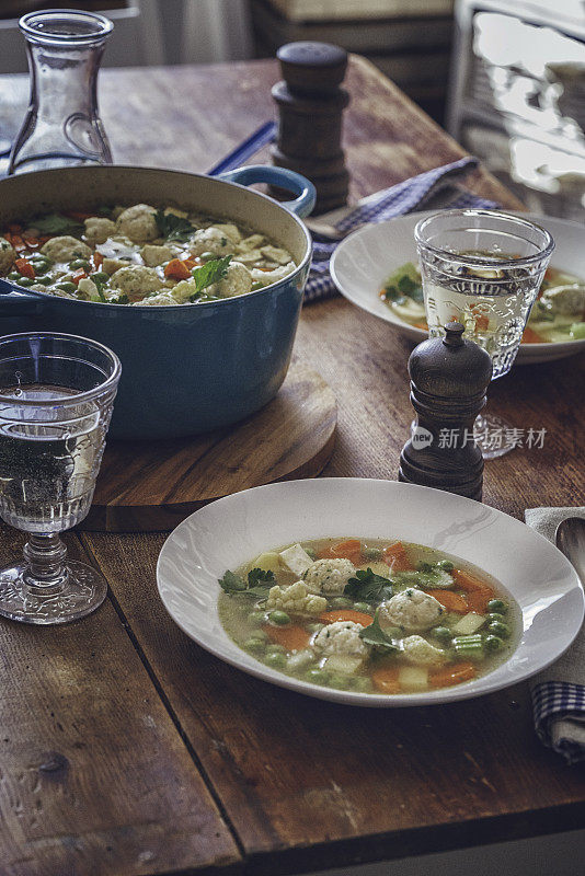 意大利蔬菜浓汤配新鲜蔬菜和饺子