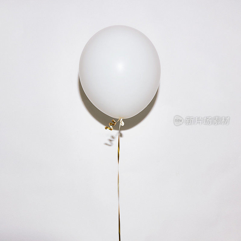 白色背景上的气球