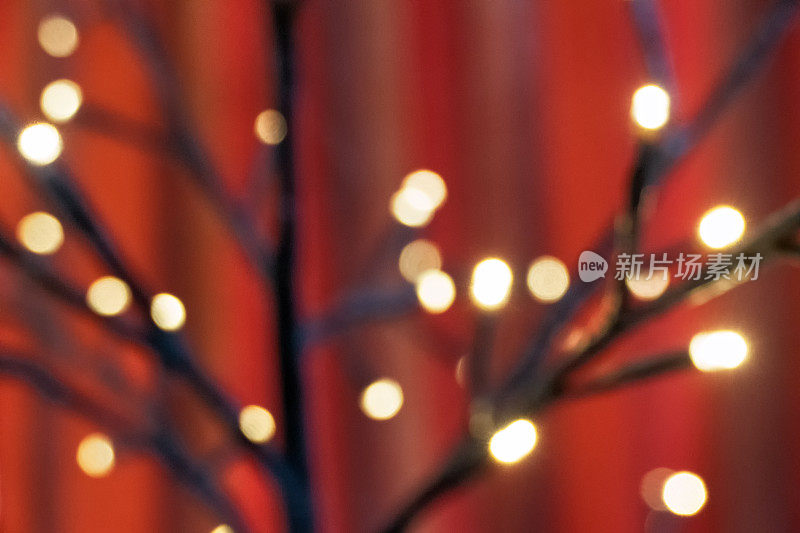 现代圣诞树上的散焦圣诞LED灯