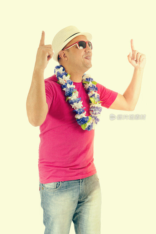 在巴西的狂欢节。节日的巴西人。他穿着一件粉红色的t恤，戴着一顶白色的帽子。滤色器。