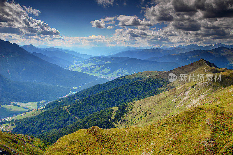 在阳光明媚的夏日午后，意大利的Sextental和Pustertal山谷