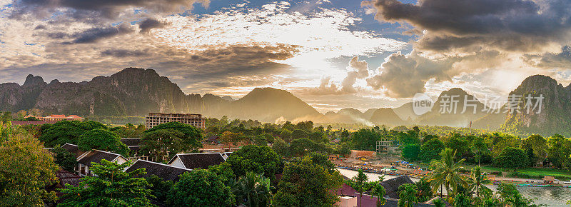 风景全景在万荣日落，老挝。