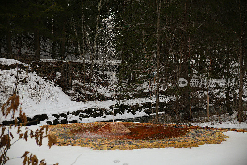 冬天，雪，萨拉托加温泉州立公园小溪，间歇泉矿床，纽约