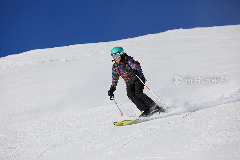 女子滑雪者在滑雪胜地滑雪业余冬季运动