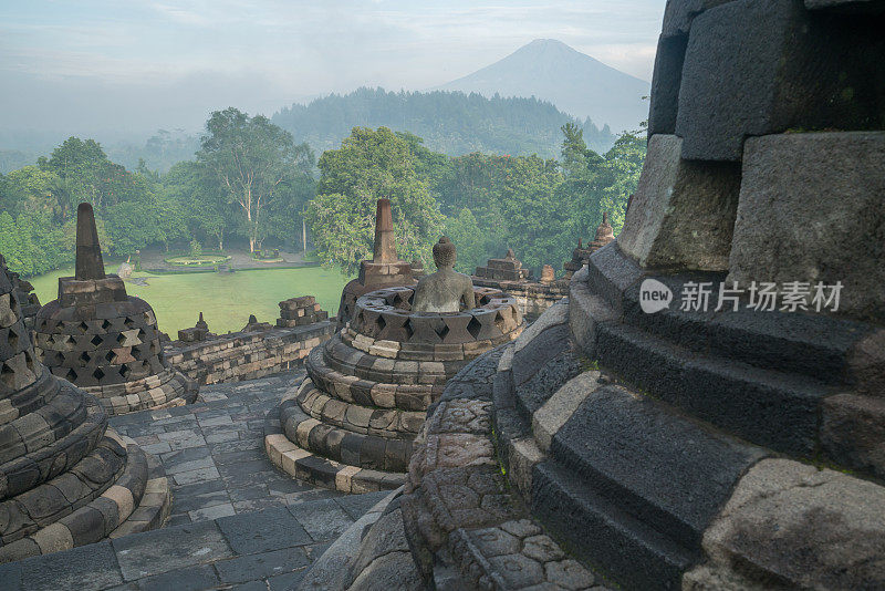 婆罗浮屠寺日出，佛塔佛像，中爪哇，印度尼西亚