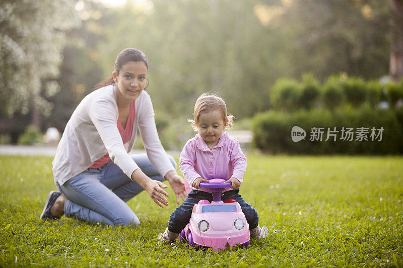 母亲和女儿一起在大自然中度过时光