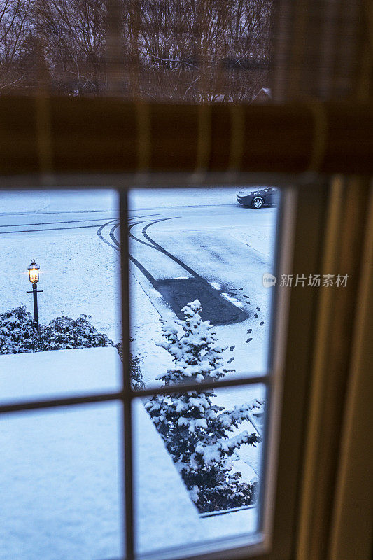 清晨通勤者在积雪的车道上的脚步声