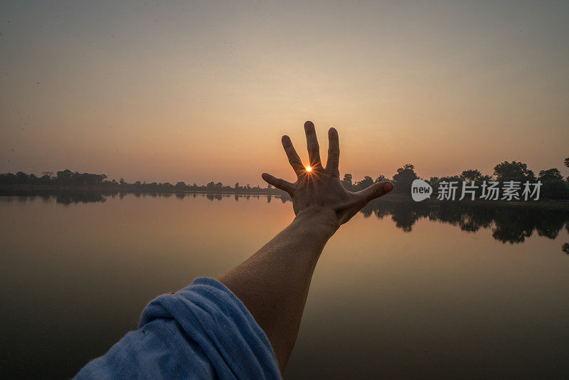 Pov的人的手伸向太阳，能源人环境旅游概念暹粒，亚洲。