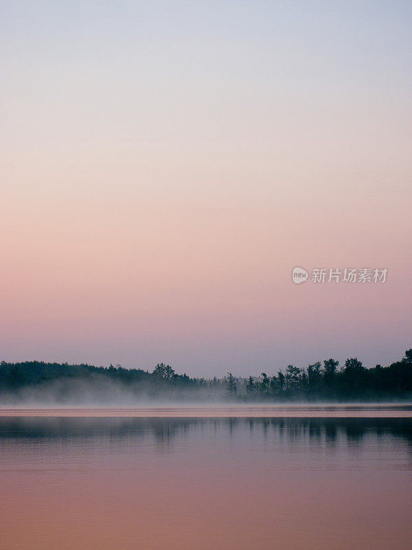 威斯康辛湖上的日出和雾