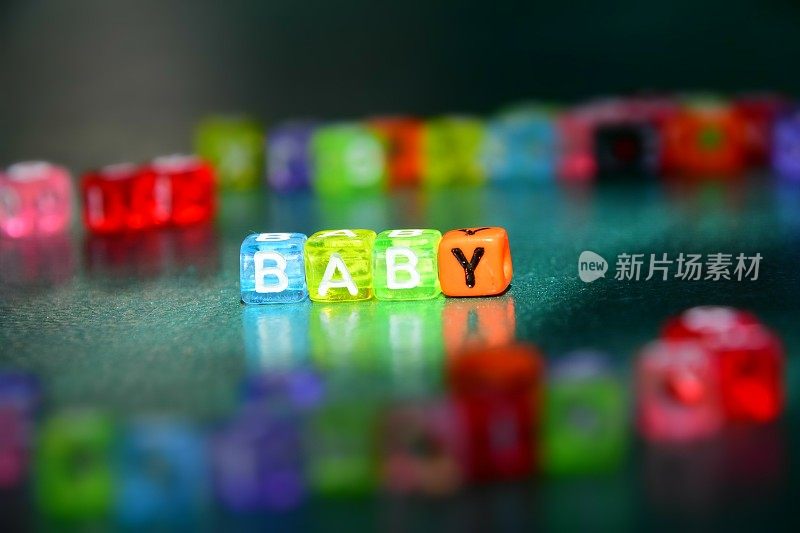 单词BABY是由字母立方体组成的