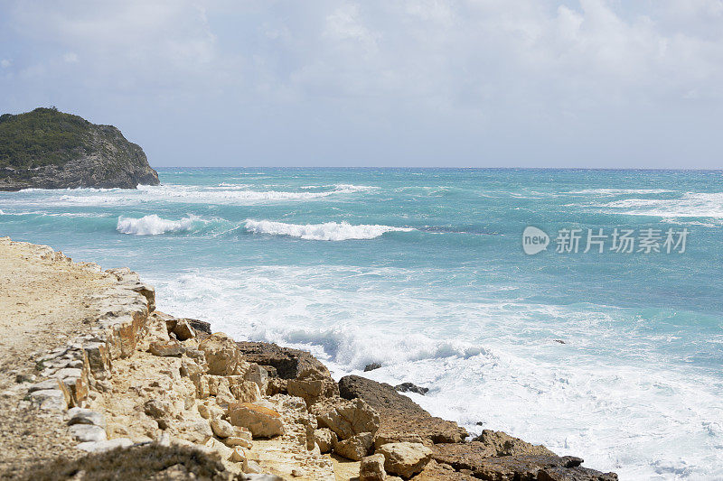 海浪袭击安提瓜多岩石的海岸线