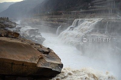 黄河壶口瀑布雄伟壮观，连绵不绝