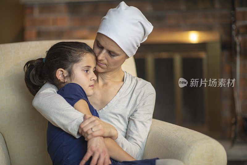 身患癌症的母亲拥抱着她年幼的女儿