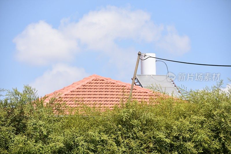 太阳能热水器和太阳能电池板在瓦屋顶上