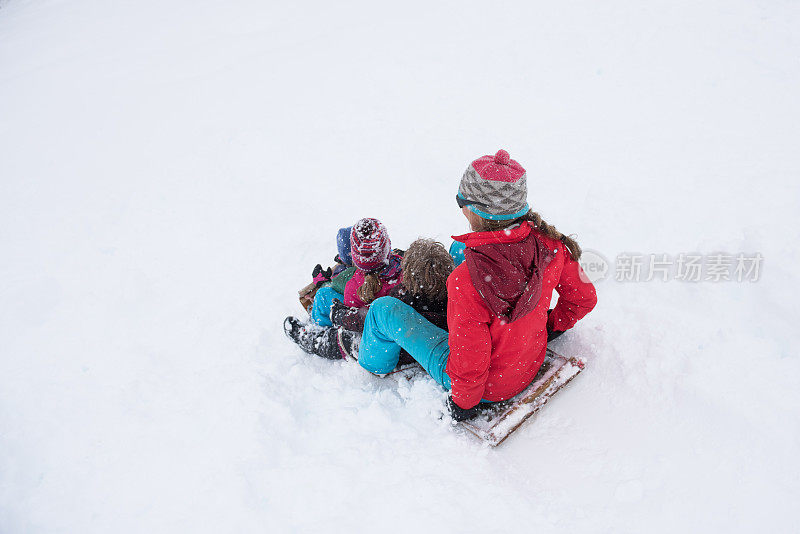 在冬天的暴风雪中，一家人一起滑雪、欢笑、玩耍