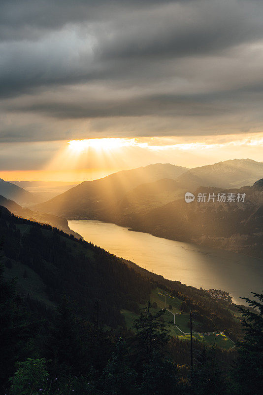 日落时瑞士阿尔卑斯湖的风景