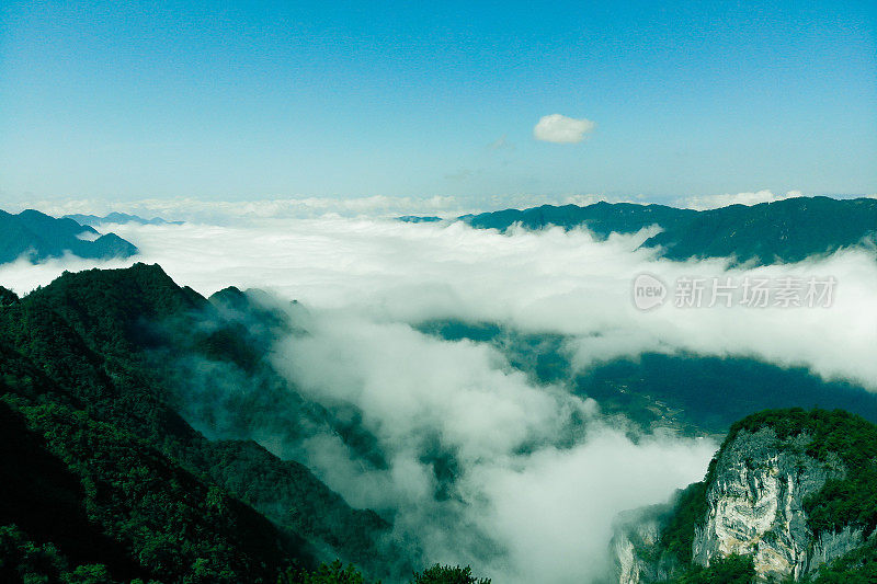 云与山