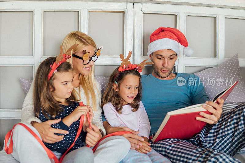 快乐的小家庭读一本书