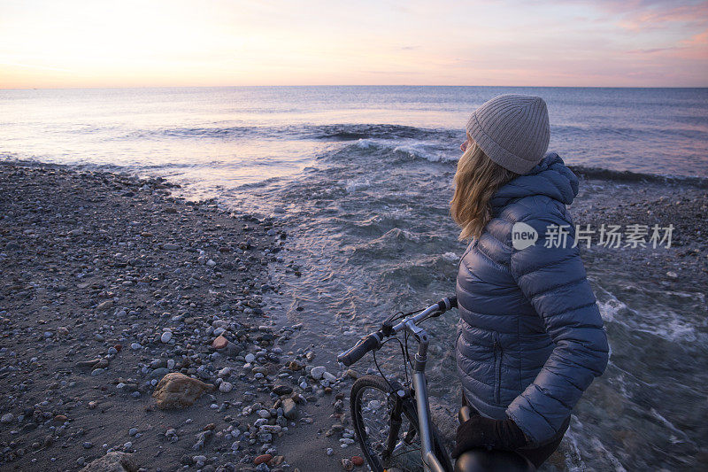 女人停在海上的自行车