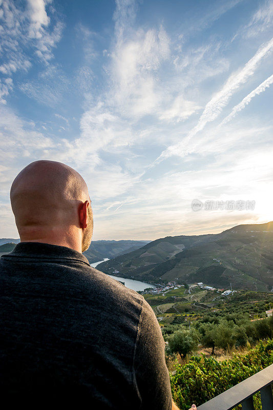 男人看着杜罗山谷。