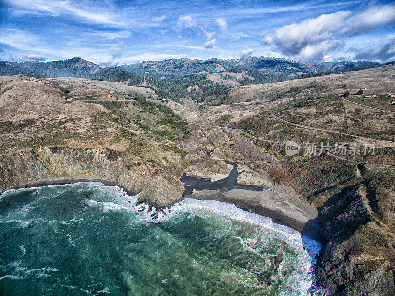 海洋高速公路:海岸无人机俯瞰太平洋海景:北加州