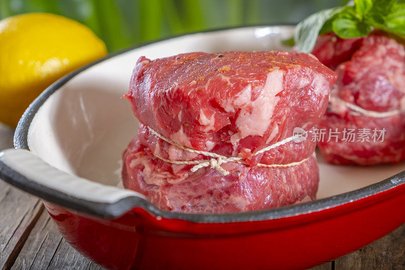 肉铺里的生肉用调味料串起来