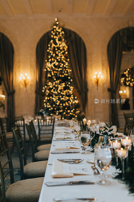 婚礼餐桌上放着圣诞树