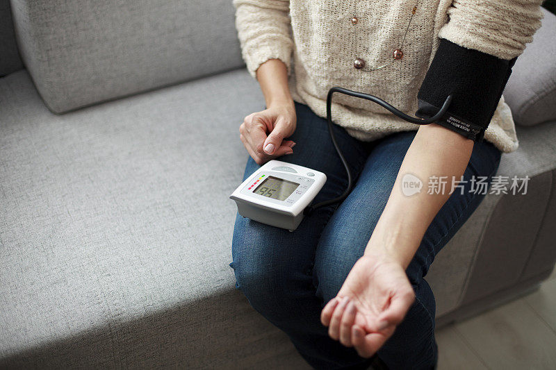 正在测量血压的妇女