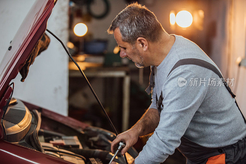 汽车修理工在车间修理车辆