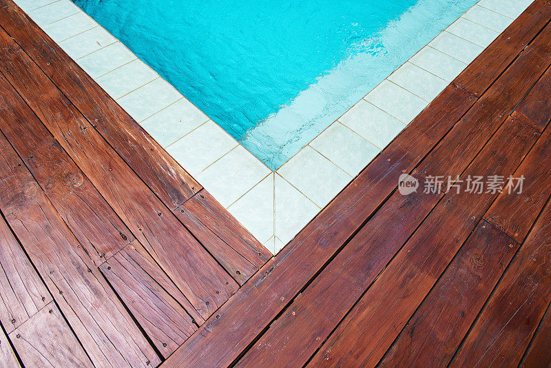 游泳池旁木地板