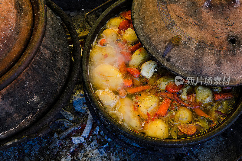 食物展示，用陶罐烧饭