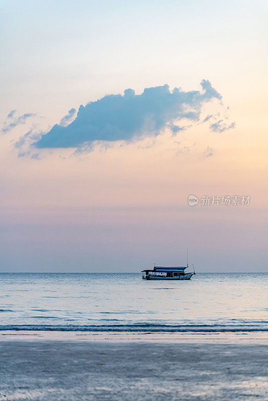 日落时分的Pakarang海滩