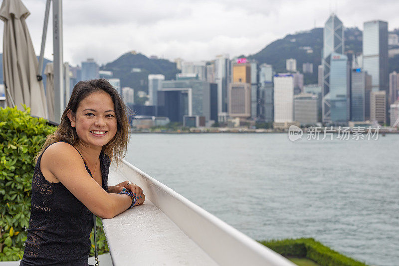 年轻女子欣赏香港天际线