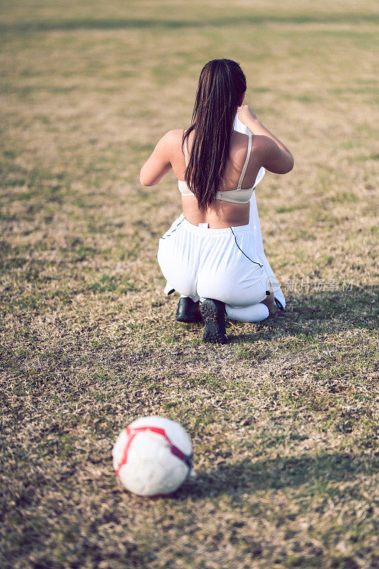 女足球运动员为训练而打扮