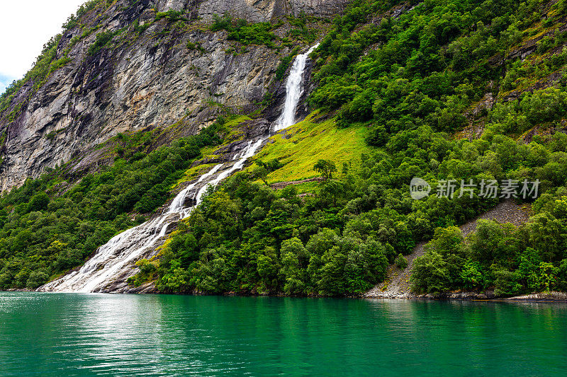挪威盖兰格峡湾的瀑布和岩石上的树木