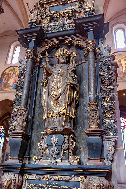 德国美因茨大教堂的古董雕像