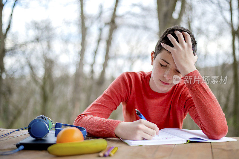 一个在城市公园里学习的少年