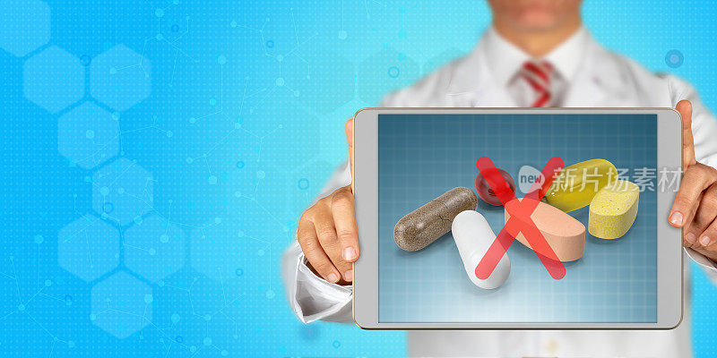 医生拿着一个数字平板电脑，屏幕上显示着不同的药片
