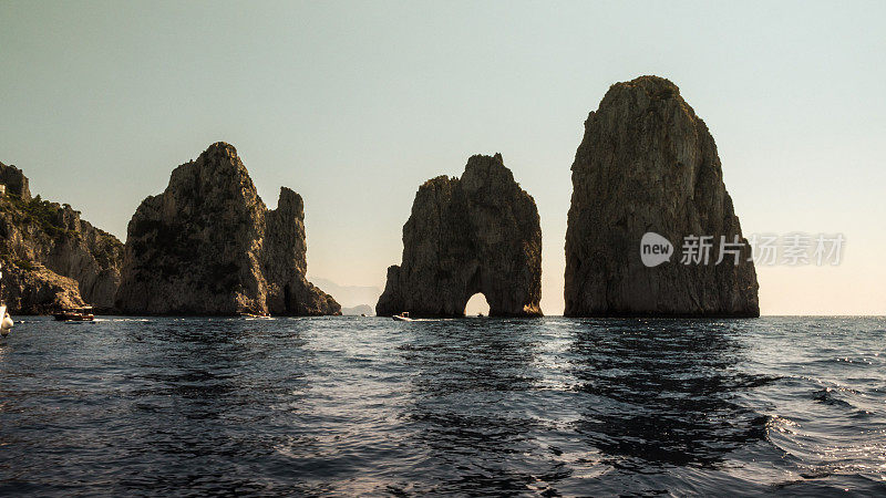 意大利卡普里岛的法拉格利奥尼岩石