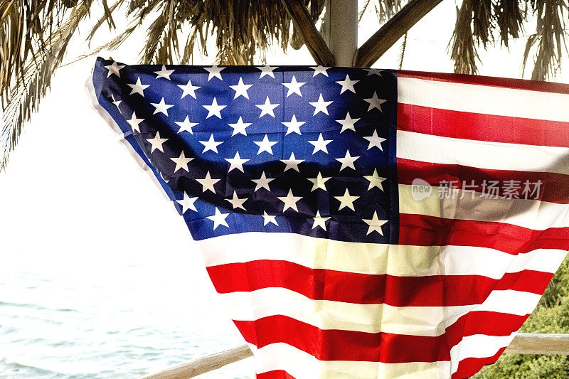 美国国旗在海边随风飘扬