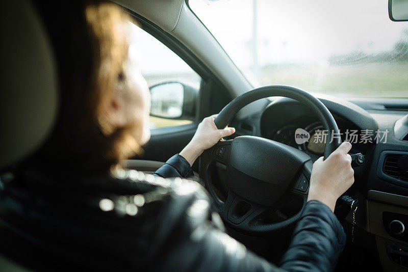 年轻女人开车