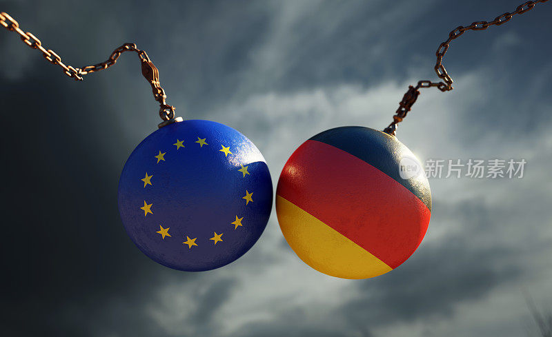 破坏球纹理与欧盟和德国国旗在黑暗的暴风雨的天空