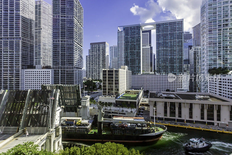 标志性建筑是佛罗里达州迈阿密市中心的标志，繁忙的迈阿密河也是