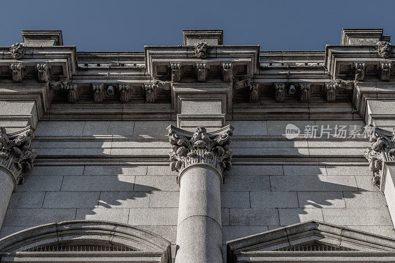 屋顶和科林斯柱装饰着维多利亚时代的公共建筑